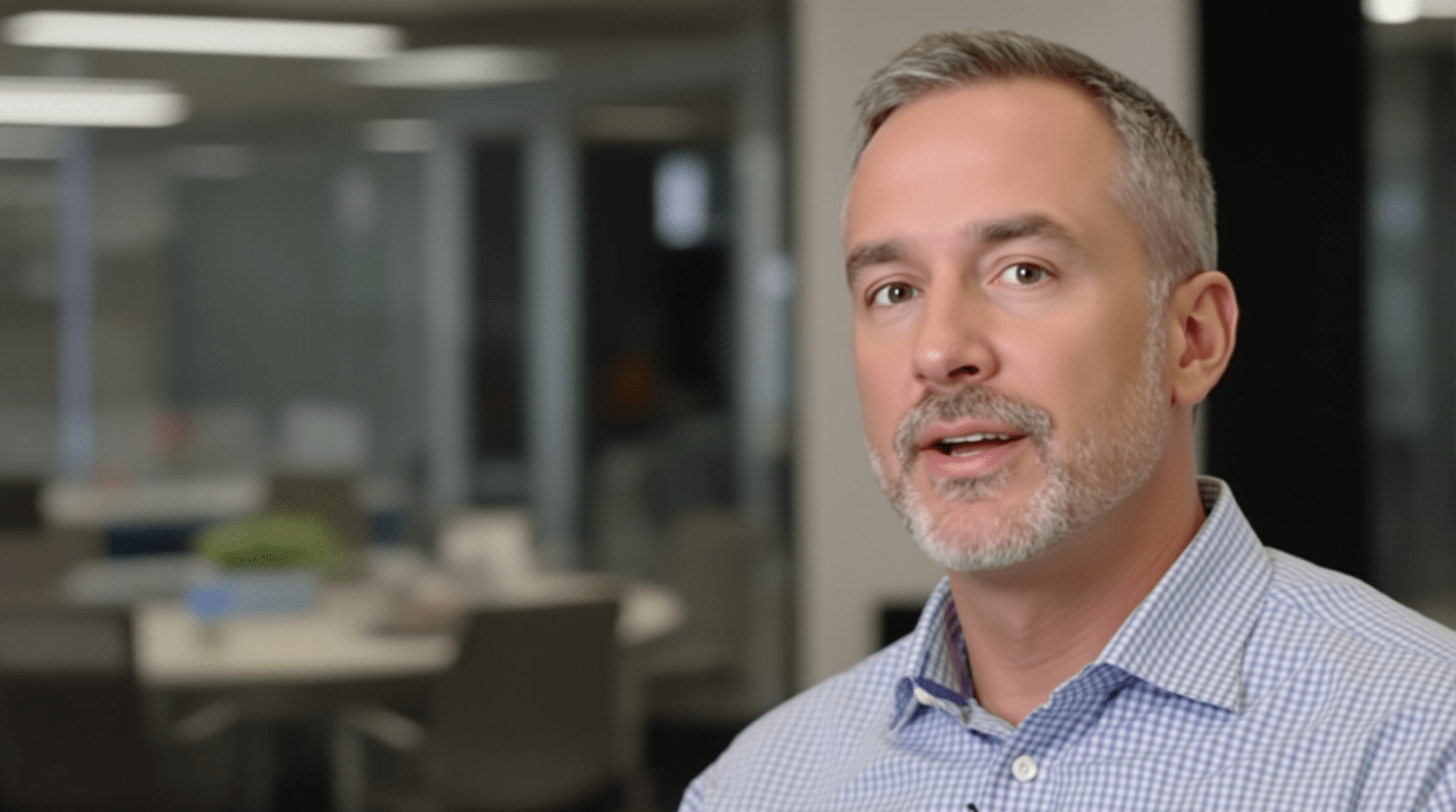 un homme en chemise bleue se tient dans un bureau