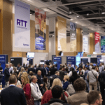 une foule de personnes autour d'une salle de congrès