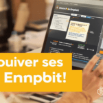 une femme tape sur un ordinateur portable