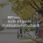 un homme en chemise à carreaux tenant un presse-papiers