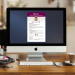 un ordinateur de bureau posé sur un pupitre en bois