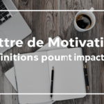 un bureau avec un ordinateur portable, un bloc-notes et une tasse de café