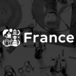 une table garnie de différents types d'appareils électroniques