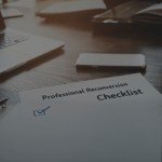 un bureau avec un ordinateur portable, un bloc-notes et un stylo