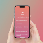 une personne tenant un téléphone portable à la main