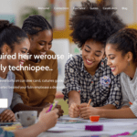 un groupe de filles assises ensemble autour d'une table