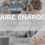 une femme assise à un bureau devant un ordinateur