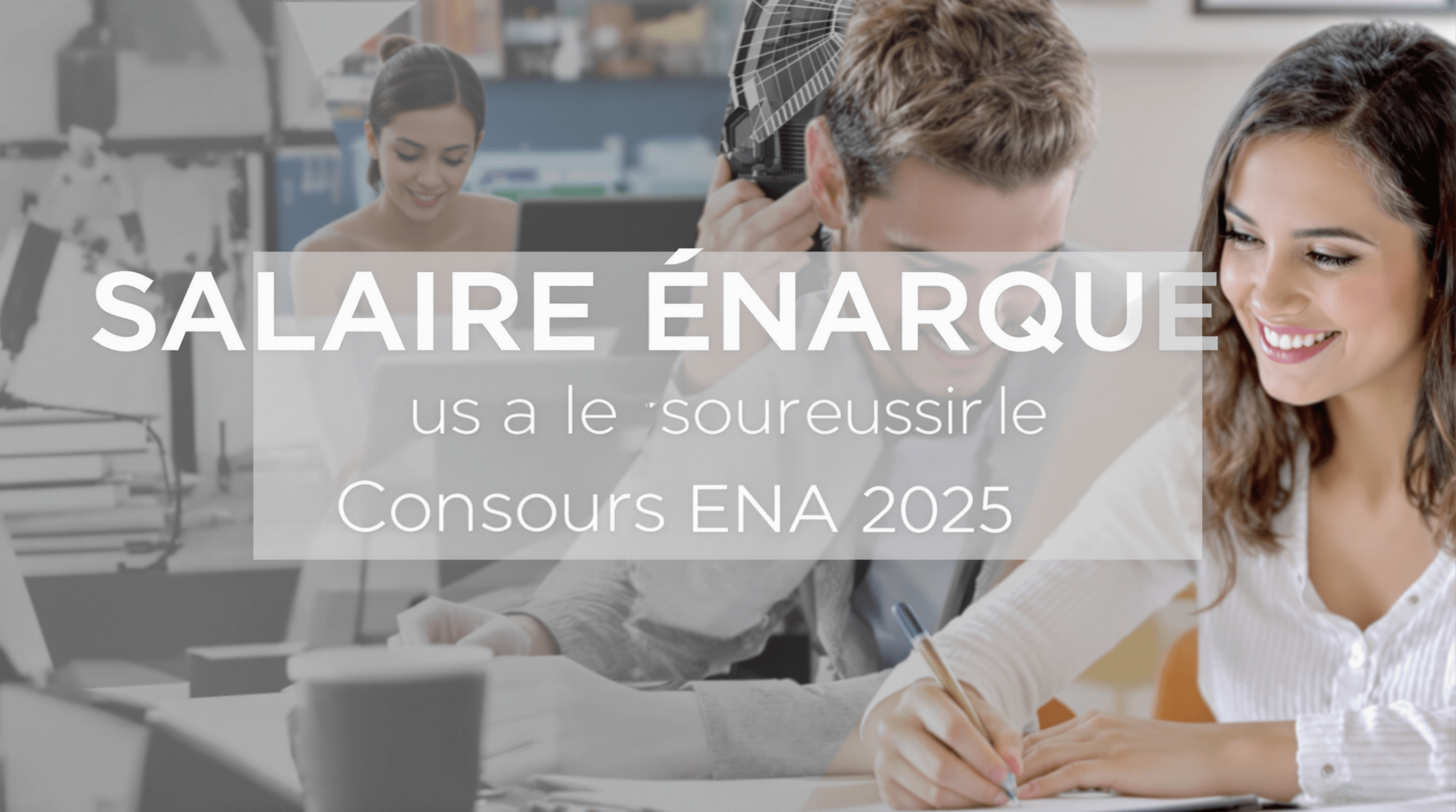 une femme assise à un bureau devant un ordinateur