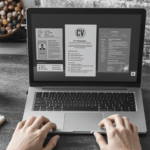 une personne tapant sur un ordinateur portable posé sur un bureau