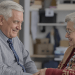 un couple de personnes qui se serrent la main
